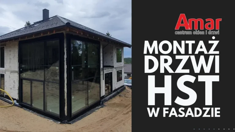 Montaż okien przesuwnych i drzwi HST w nowoczesnej fasadzie budynku, z widocznymi oknami aluminiowymi i PVC, które oferują elegancki wygląd oraz funkcjonalność. W tle widoczna budowa z piaskiem i materiałami budowlanymi.